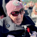 Kongeparet hilste blant annet på Nikkoline “Nikka” Myren Grønning på 105 år. Tidligere i år fikk hun Kongens fortjenstmedalje for sin innsats for å ta vare på og formidle tradisjonsmat og lokal matkultur. I 2021 fikk hun en sving i Trollstigveien oppkalt etter seg. Foto: Lise Åserud, NTB